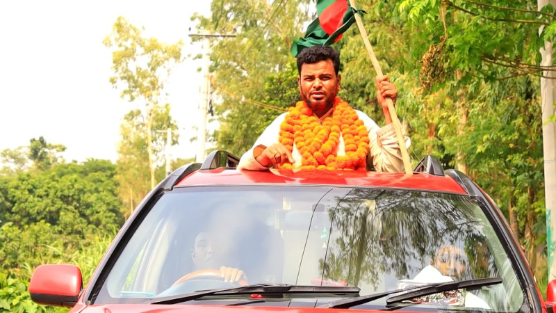 গনঅধিকার পরিষদের বিপ্লবী গাইবান্ধা জেলার  সাধারণ সম্পাদকে  ফুলের মালা দিয়ে বরণ করেন।