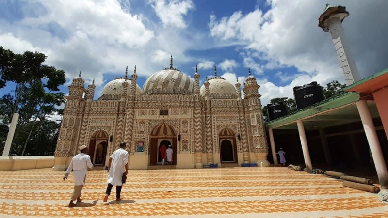 মসজিদে  নামাজের জন্য আগে  গেলে পাওয়া যায় পুরস্কার