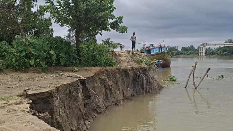 শাল্লায় কালনীর ভাঙনে দিশেহারা নদী তীরের মানুষ।